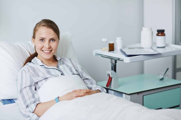 Comment récupérer un smartphone tombé dans l'eau et minimiser les dommages ?